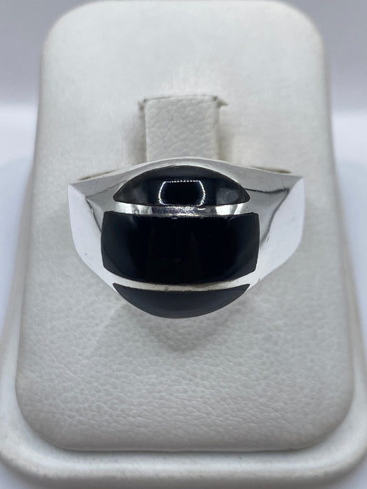 Anillo de plata .925 con ónix negro engastado, vista frontal en estuche blanco
