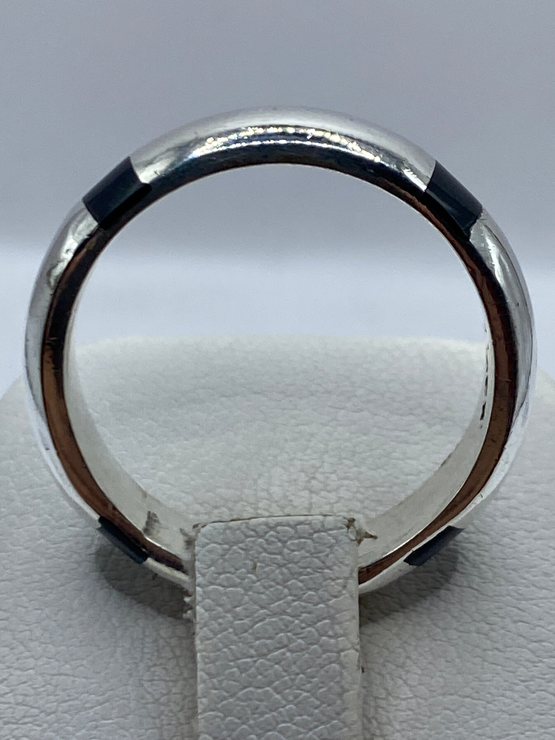 Anillo en talla 11 visto desde el lateral, mostrando el perfil robusto