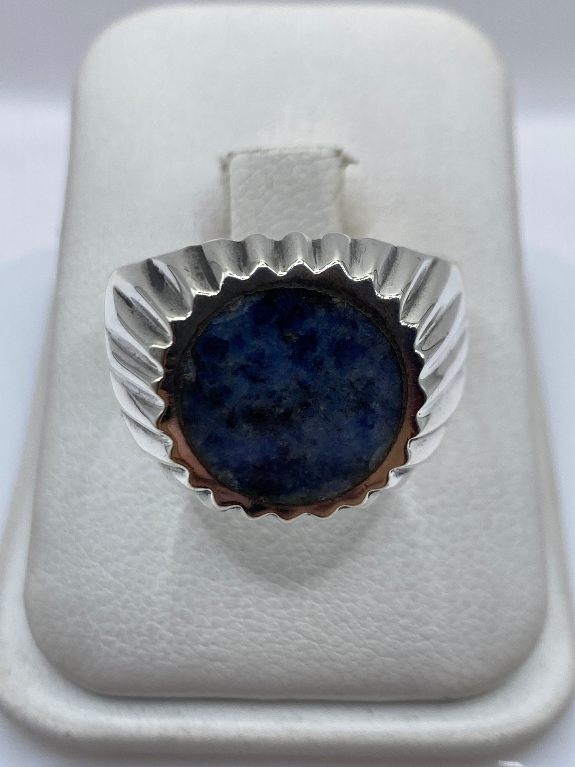 Anillo solitario de plata .925 con lapislázuli azul en caja de presentación