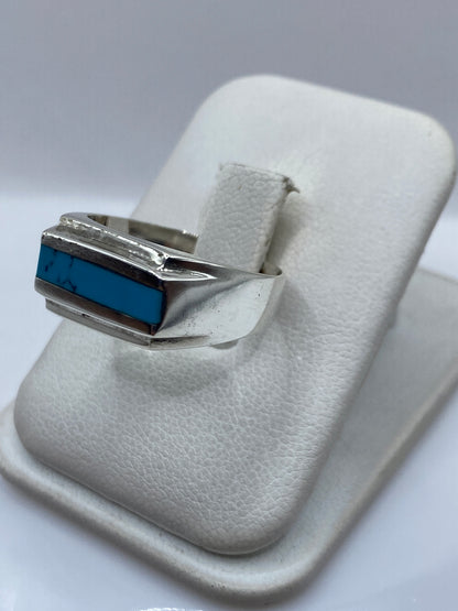 Anillo en talla 9 llevado en dedo, mostrando el engaste de turquesa azul cielo
