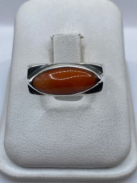 Anillo de plata .925 con piedra natural engastada en la mano de una persona