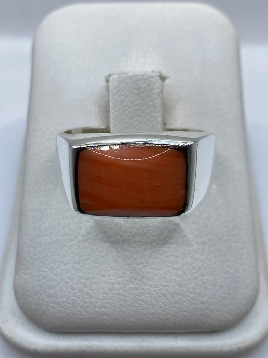 Anillo de plata .925 con coral engastado, vista frontal sobre estuche blanco