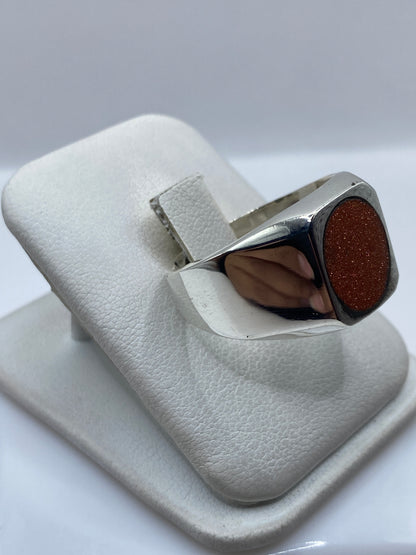 Anillo de plata Taxco desde el lado, mostrando el volumen y el peso del diseño