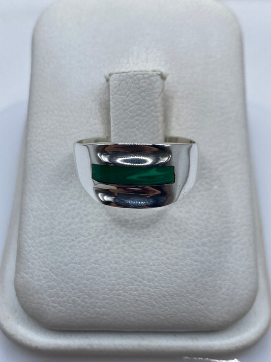 Anillo de plata .925 con malaquita verde engastada en mano de mujer