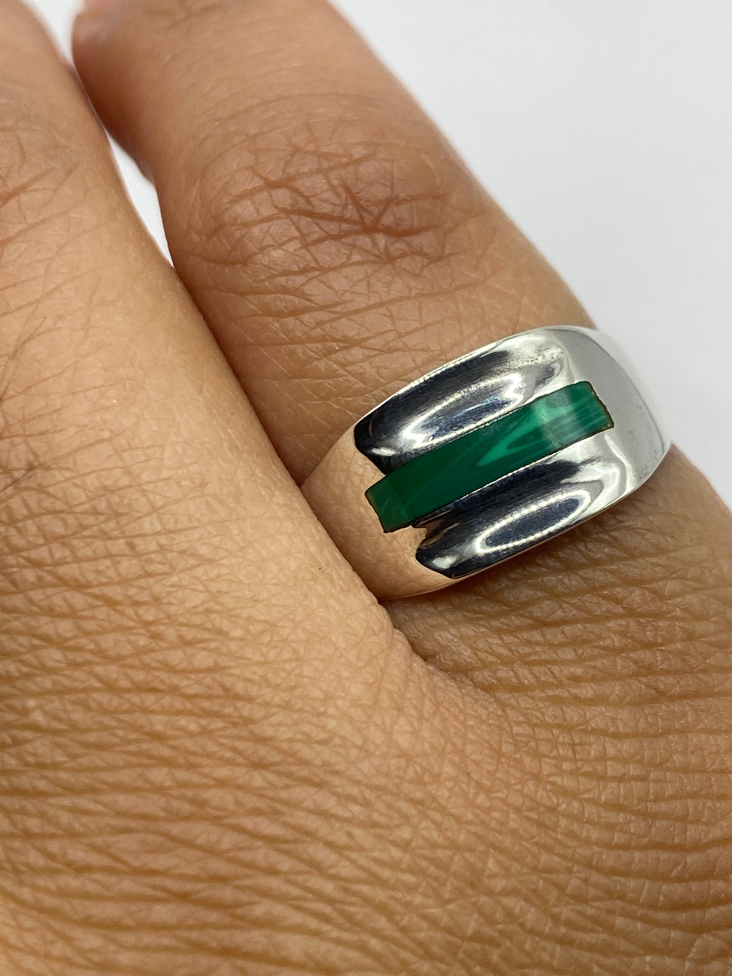 Anillo sobre fondo gris mostrando el Quinto 925 grabado