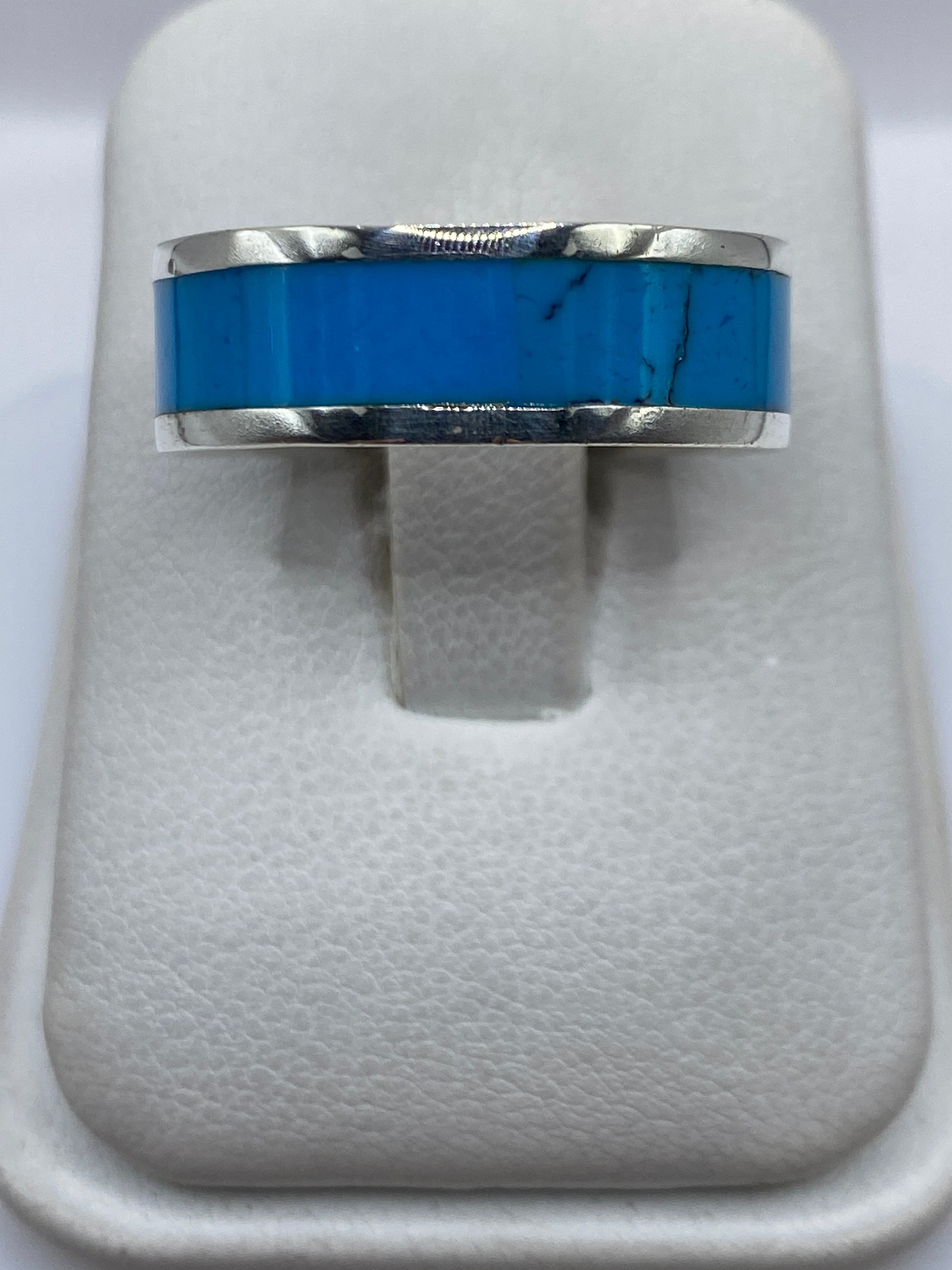 Anillo de plata .950 con turquesa azul cielo en banda ancha, vista frontal sobre dedo
