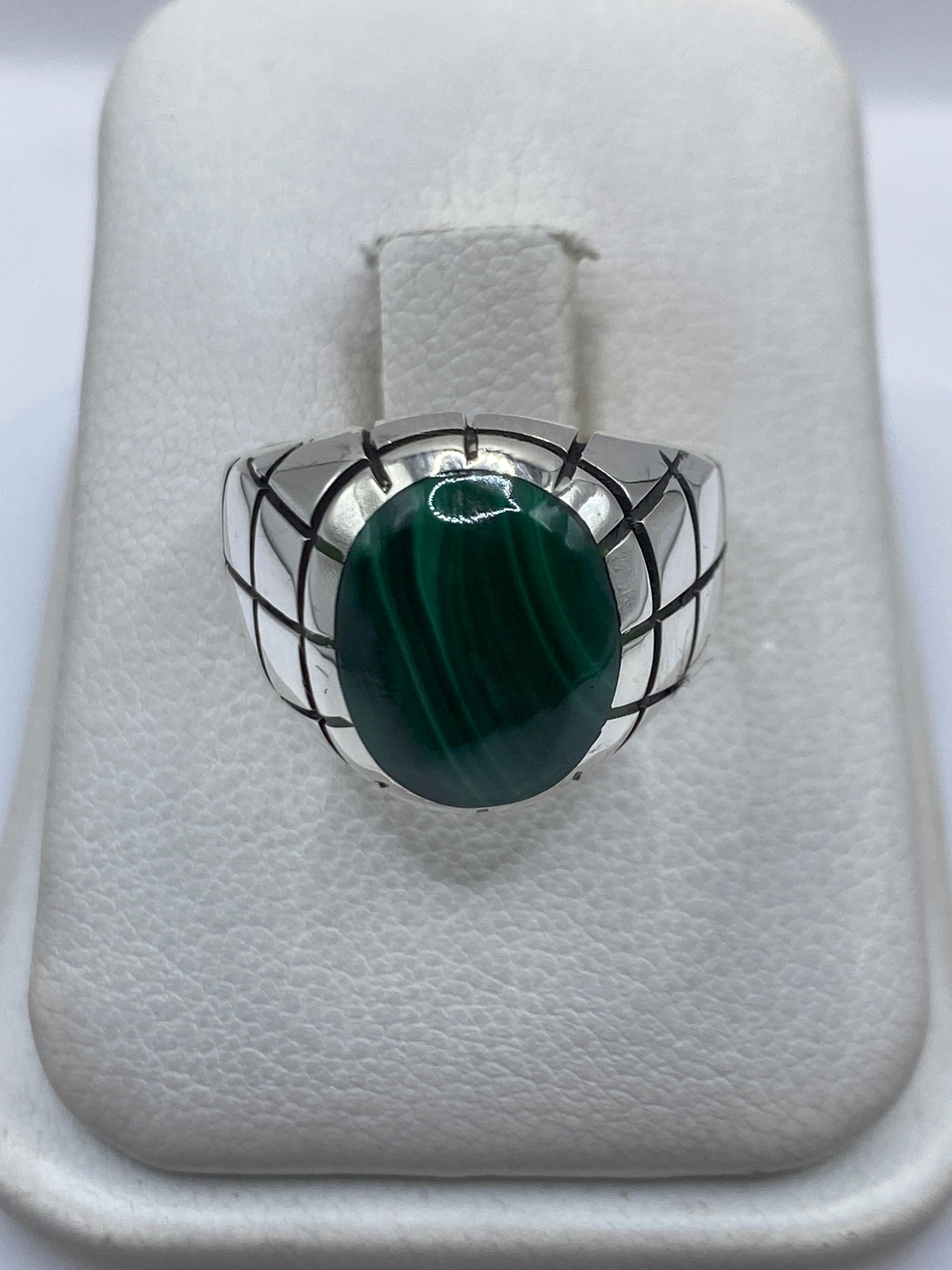 Anillo de plata .925 con malaquita verde en patrón geométrico grid sobre anillo blanco