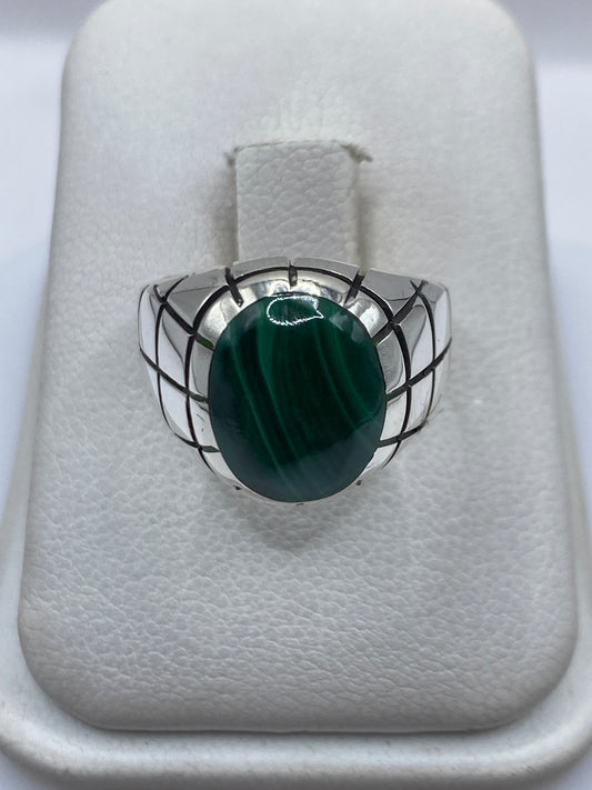 Anillo de plata .925 con malaquita verde en patrón geométrico grid sobre anillo blanco