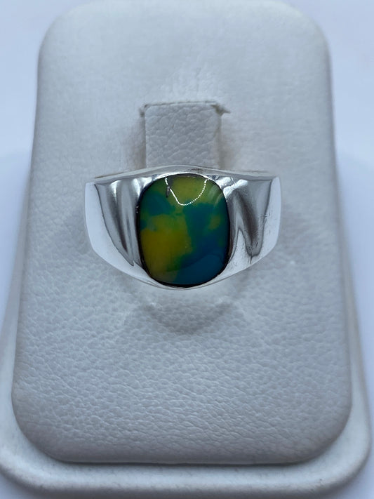 Anillo de plata .925 con piedra amarilla engastada en montura geométrica, vista frontal