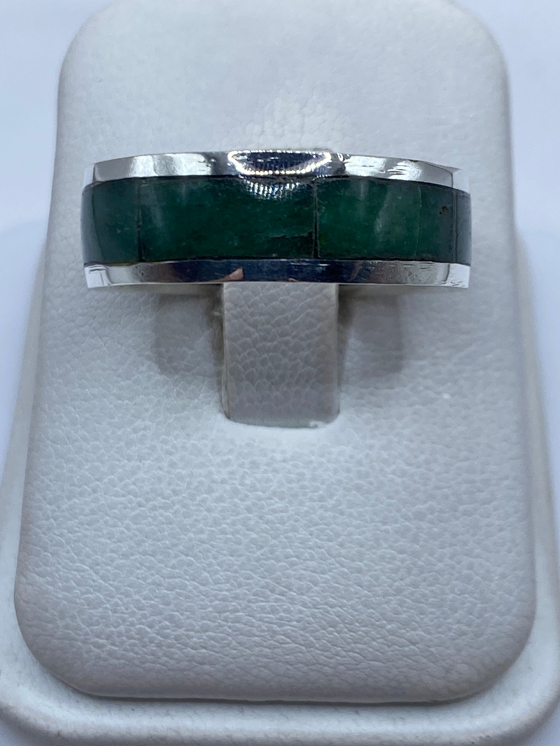 Anillo de plata .950 con piedra verde engastada a mano, vista superior en dedo
