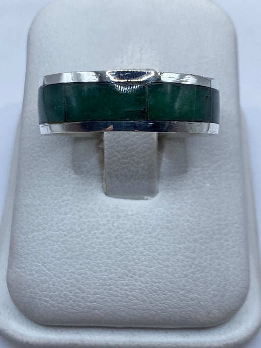 Anillo de plata .950 con piedra verde engastada a mano, vista superior en dedo