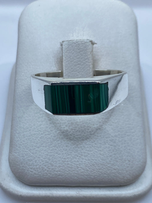 Anillo de plata con malaquita verde engastada, vista frontal en blanco