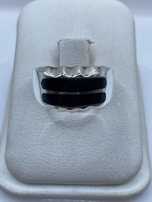 Anillo de plata .925 con dos franjas de ónix negro engastadas, visto de frente en estuche blanco