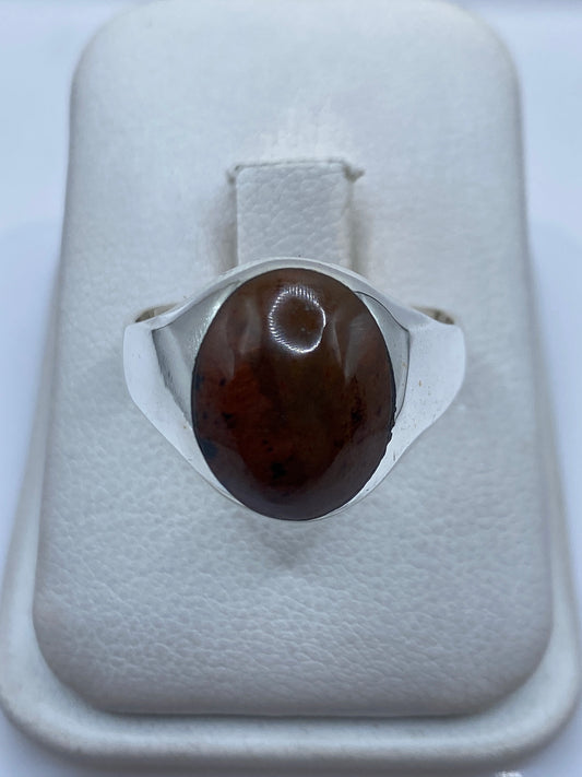Anillo de plata .925 con piedra café engastada a mano en estuche blanco