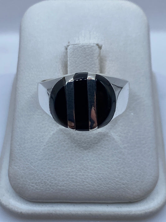 Anillo de plata .925 con ónix negro pulido en mano de hombre