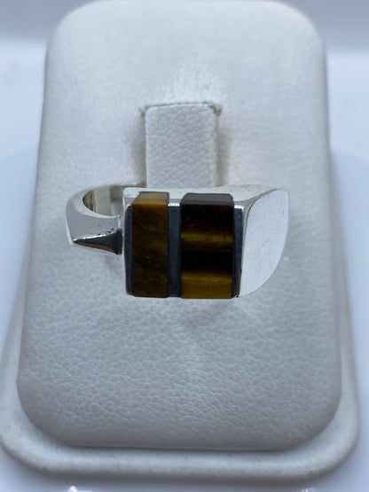 Anillo de plata .925 con piedra café engastada a mano, visto desde arriba en estuche blanco