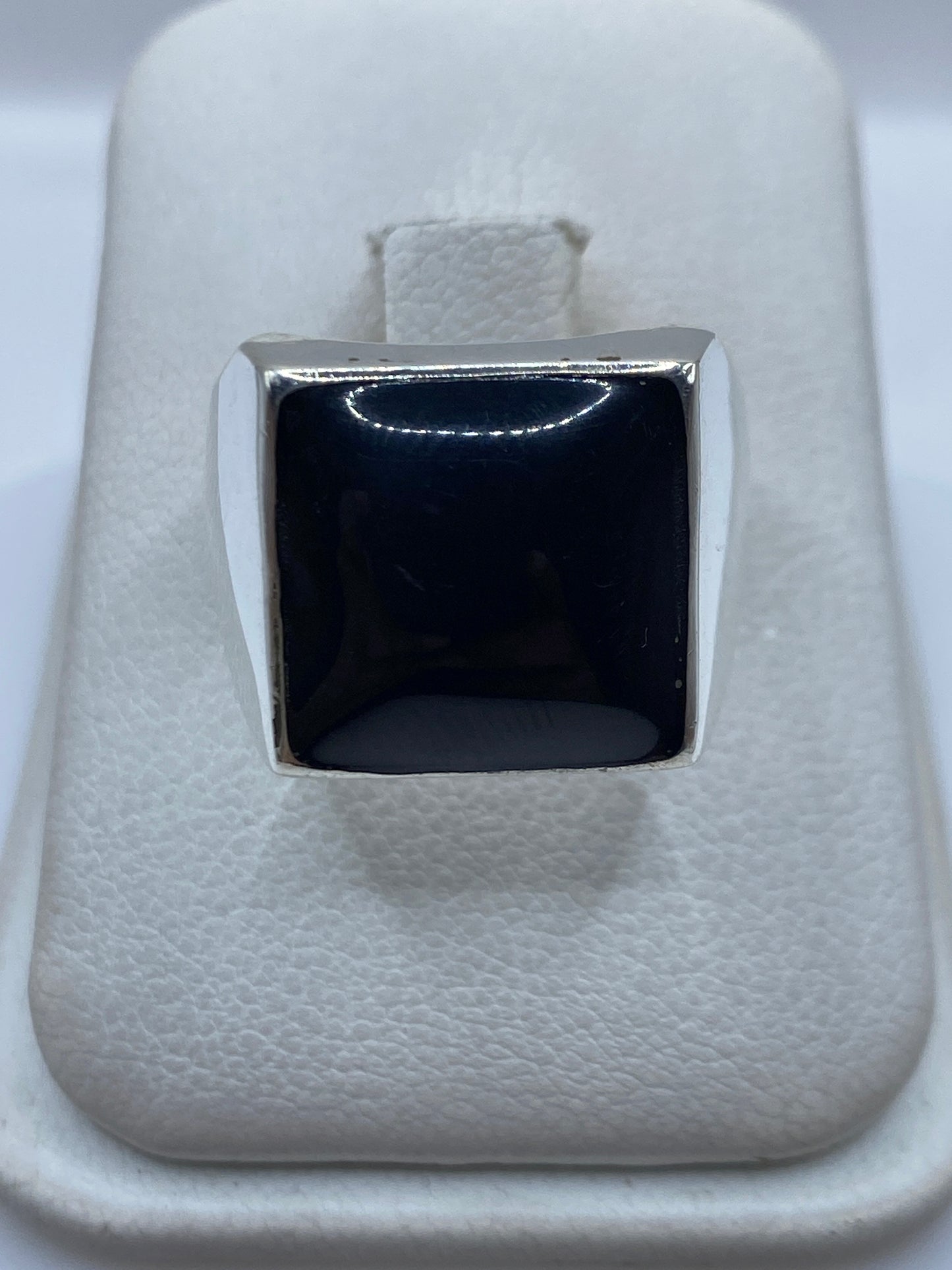 Anillo masivo de plata .925 con ónix negro engastado, vista frontal en estuche