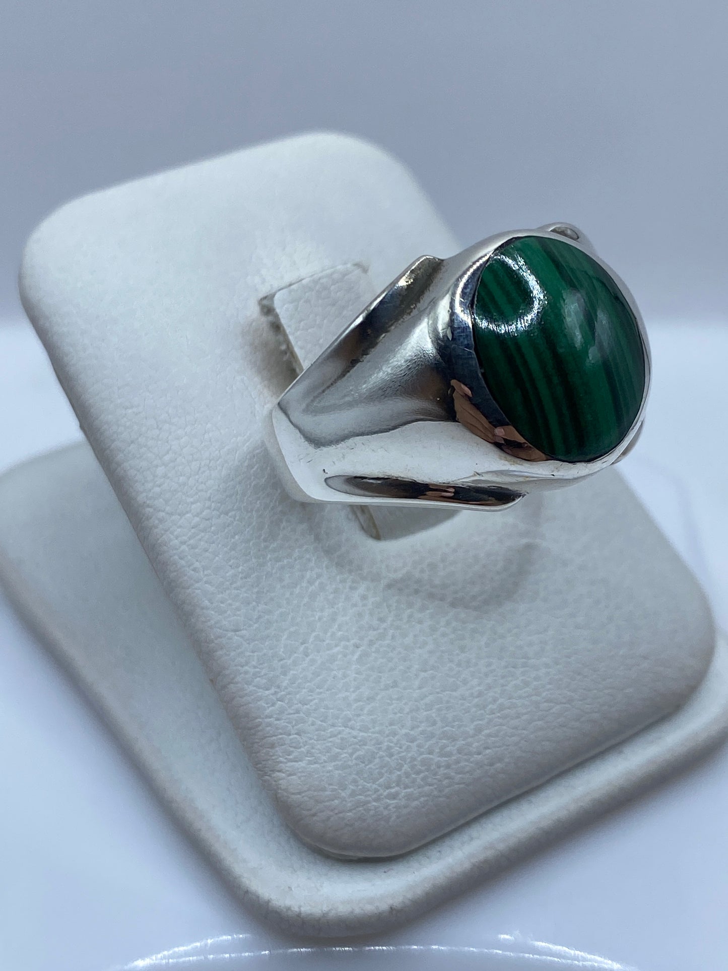 Anillo de malaquita verde en plata de Taxco, vista lateral mostrando el engaste sólido