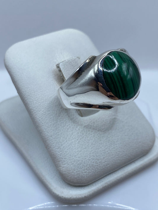 Anillo de malaquita verde en plata de Taxco, vista lateral mostrando el engaste sólido