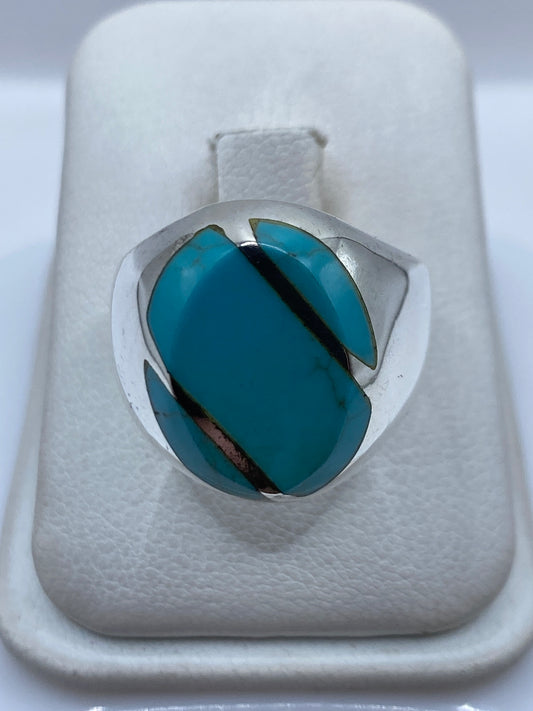 Anillo de plata .925 con turquesa azul cielo, engastada a mano, en estuche blanco