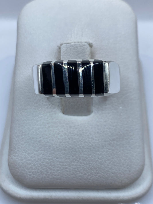 Anillo de plata .925 con bandas de ónix negro y plata alternadas, vista frontal directa
