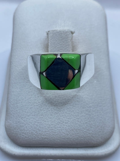 Anillo de plata .925 con piedra verde engastada, vista frontal sobre estuche blanco