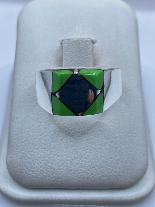 Anillo de plata .925 con piedra verde engastada, vista frontal sobre estuche blanco
