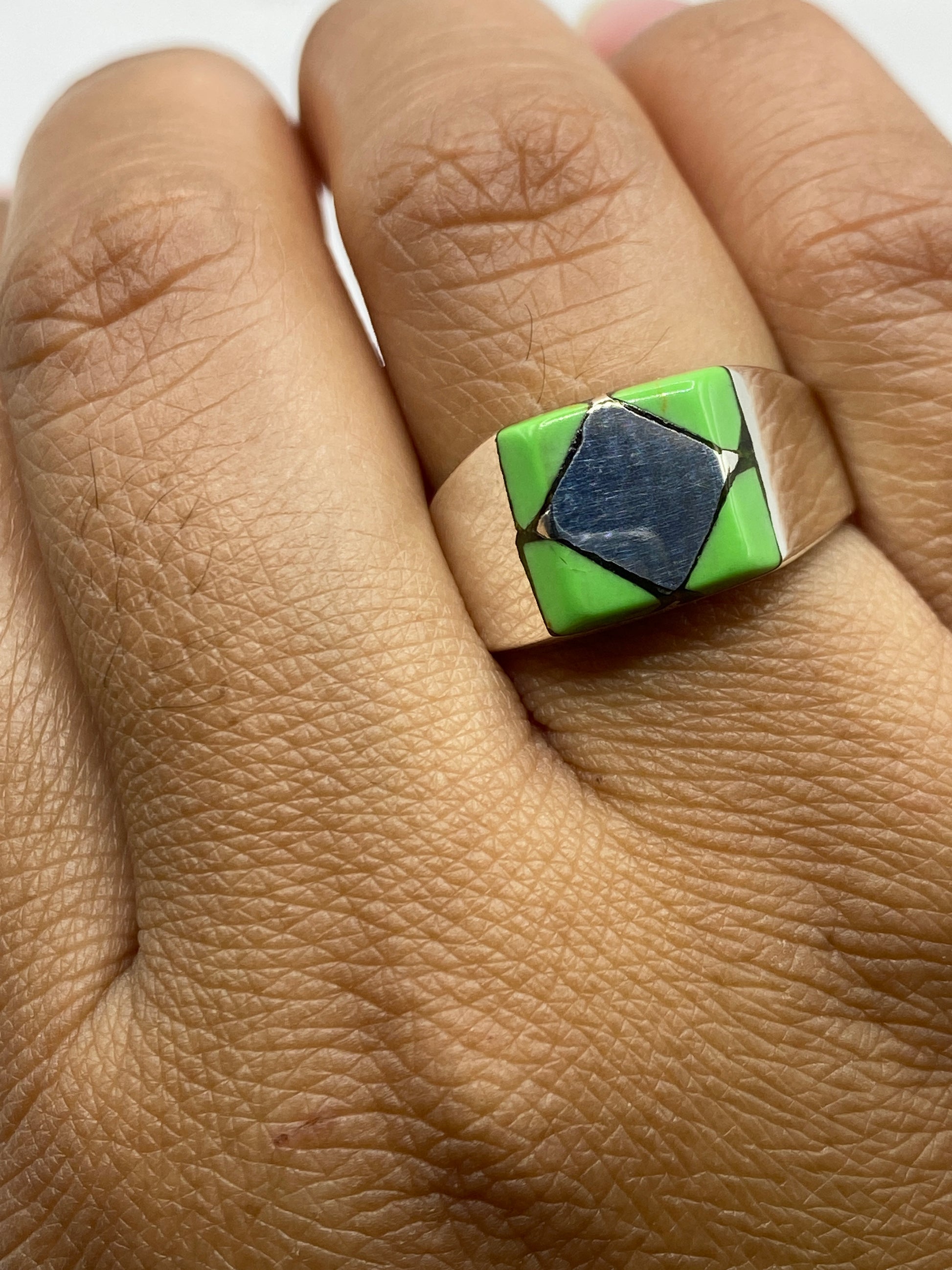 Anillo en mano femenina mostrando brillo y contraste de color