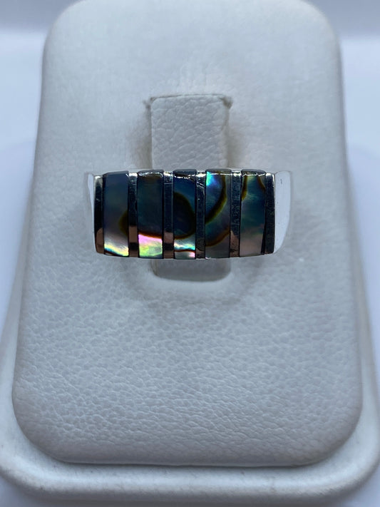 Anillo de plata .925 con incrustación de piedra en líneas alternas, vista frontal
