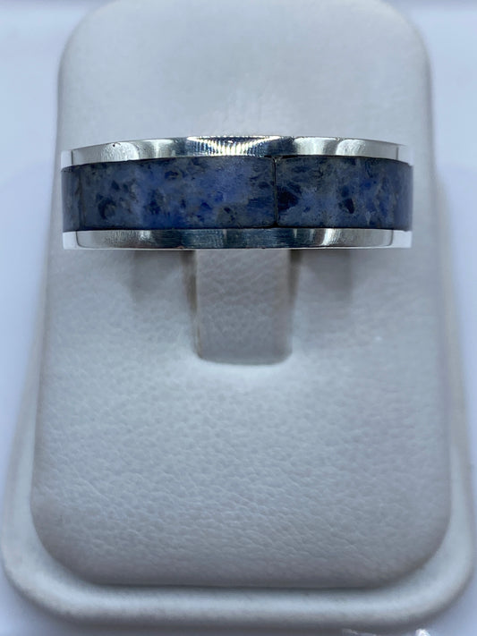 Anillo de plata .950 con lapislázuli azul engastado a mano, visto de frente en estuche blanco