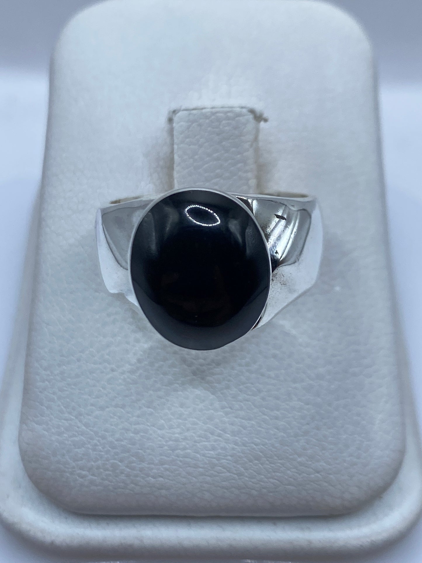 Anillo de plata .925 con ónix negro engastado en montura sólida