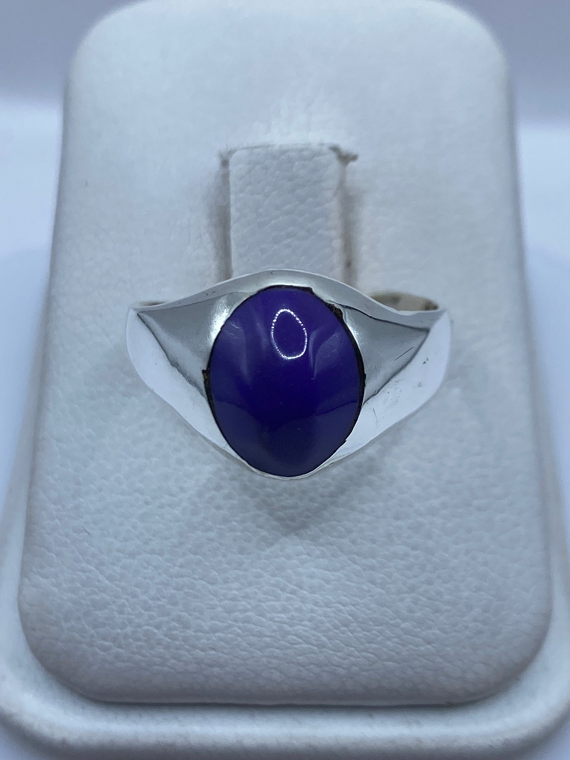 Anillo de plata .925 con piedra morada ovalada engastada, en estuche blanco