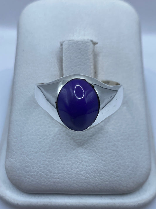 Anillo de plata .925 con piedra morada ovalada engastada, en estuche blanco