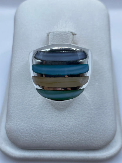 Anillo de plata con piedras multicolor engastadas en bandas horizontales, vista superior