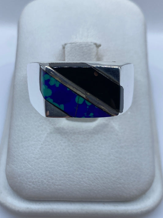 Anillo de plata con onix negro engastado en mano de hombre