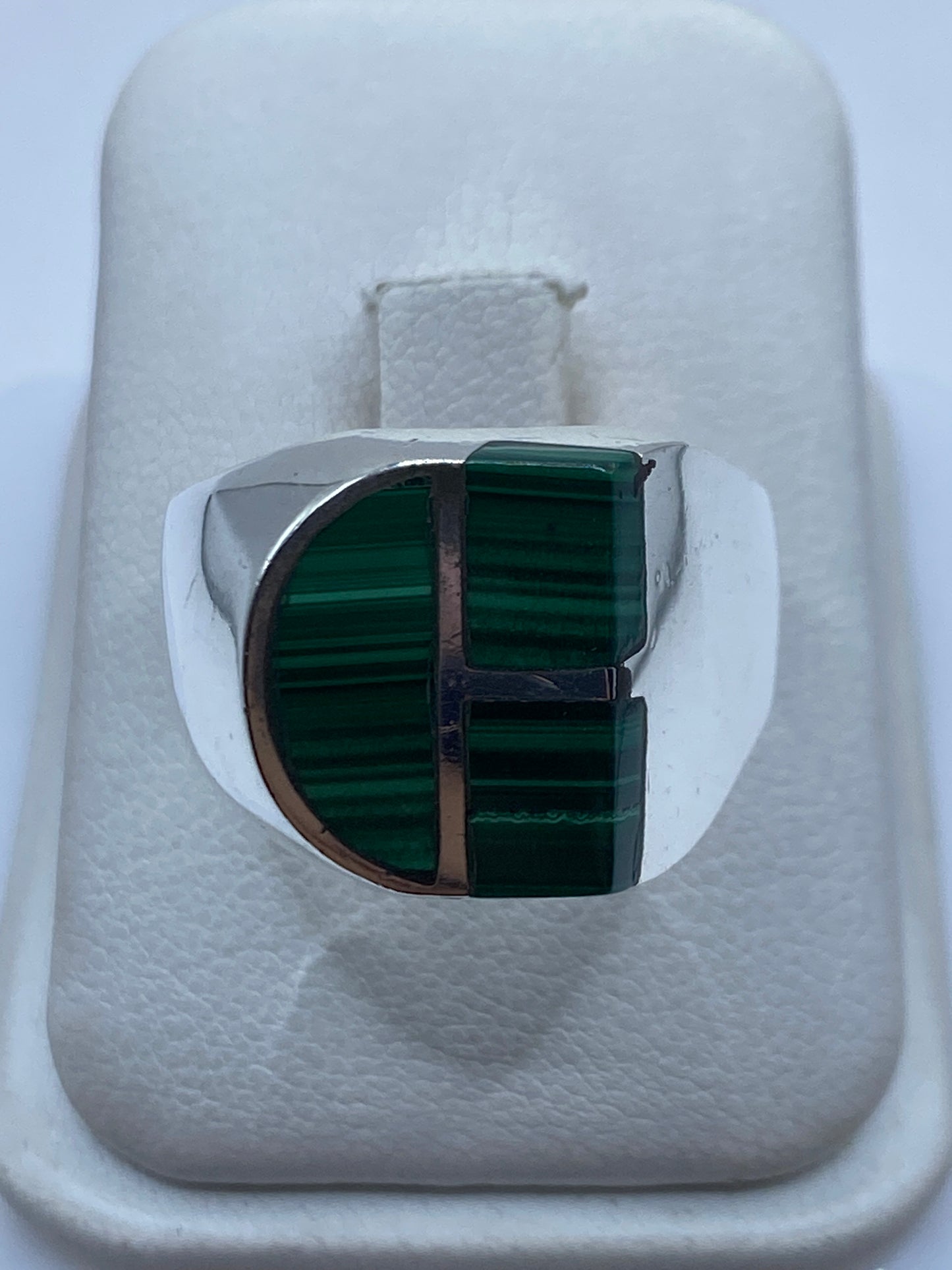 Anillo de plata .925 con malaquita verde en engaste geométrico sobre fondo blanco