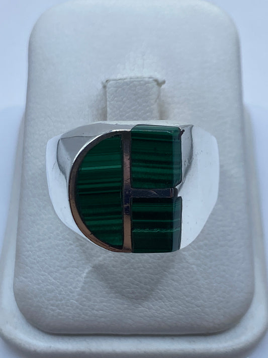 Anillo de plata .925 con malaquita verde en engaste geométrico sobre fondo blanco