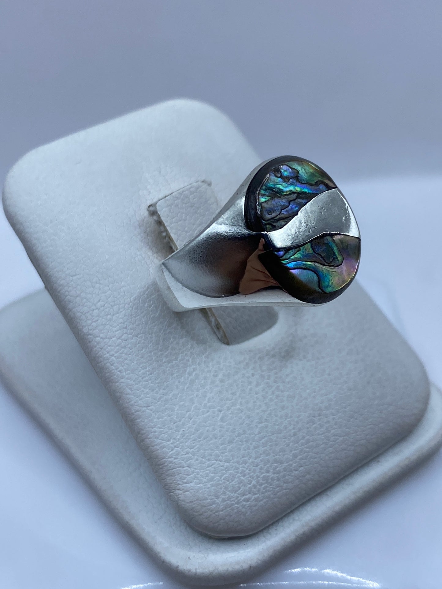 Lado del anillo mostrando la banda de plata pulida y el engaste de la piedra