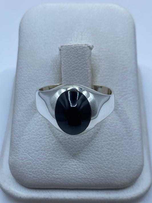 Anillo de plata .925 con onix negro engastado, sobre estuche blanco