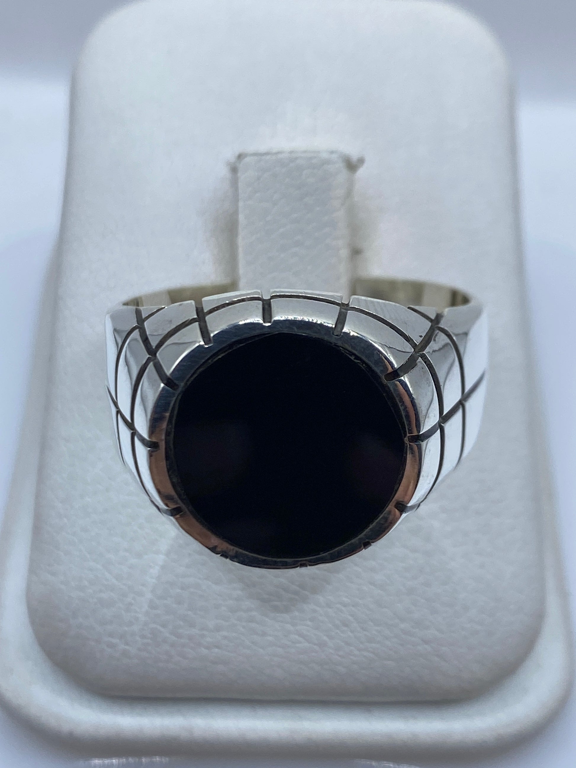 Anillo de plata .925 con ónix negro engastado en talla 13, vista frontal