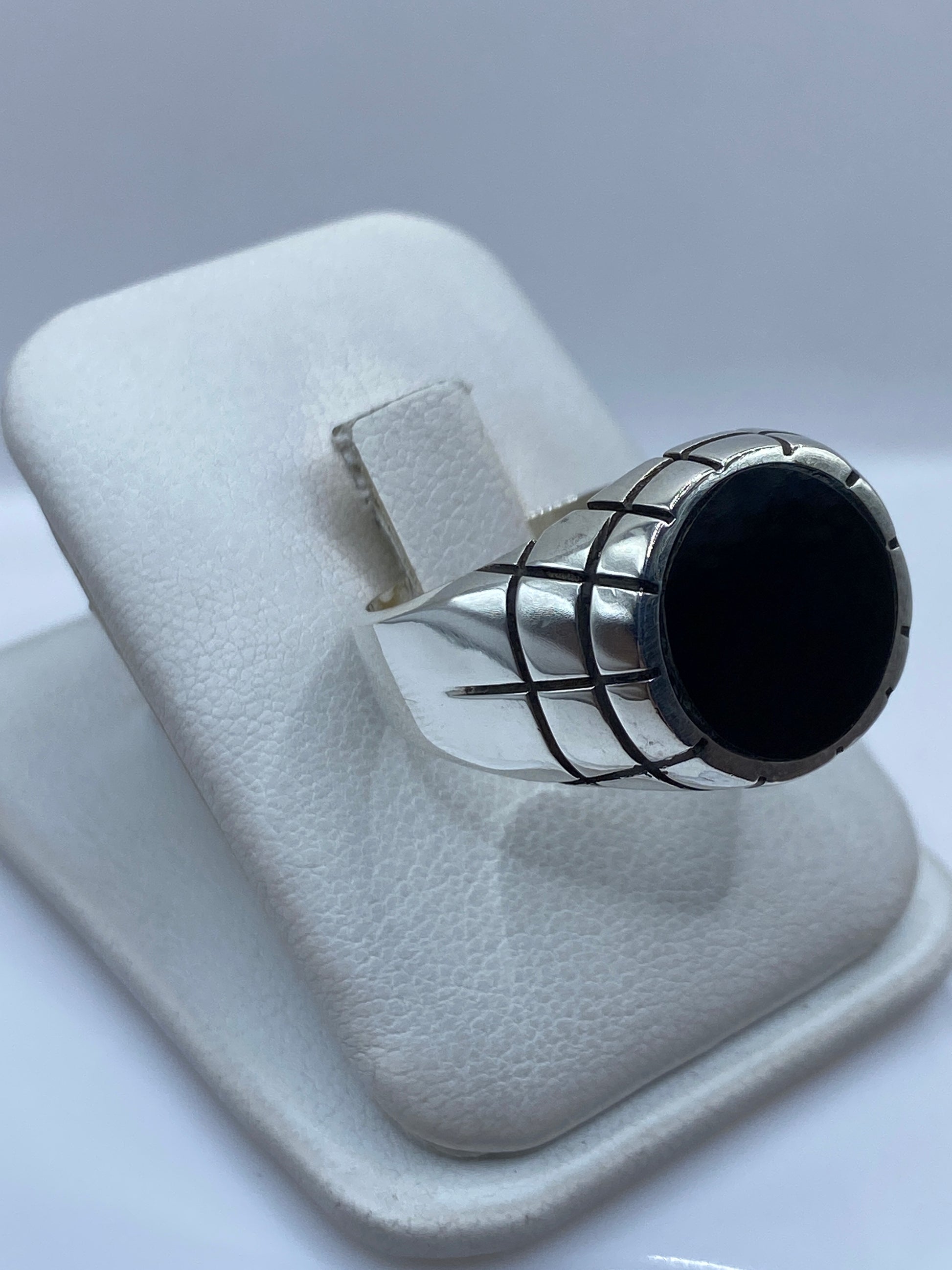 Detalle del engaste a mano de la piedra de ónix negro en plata de Taxco