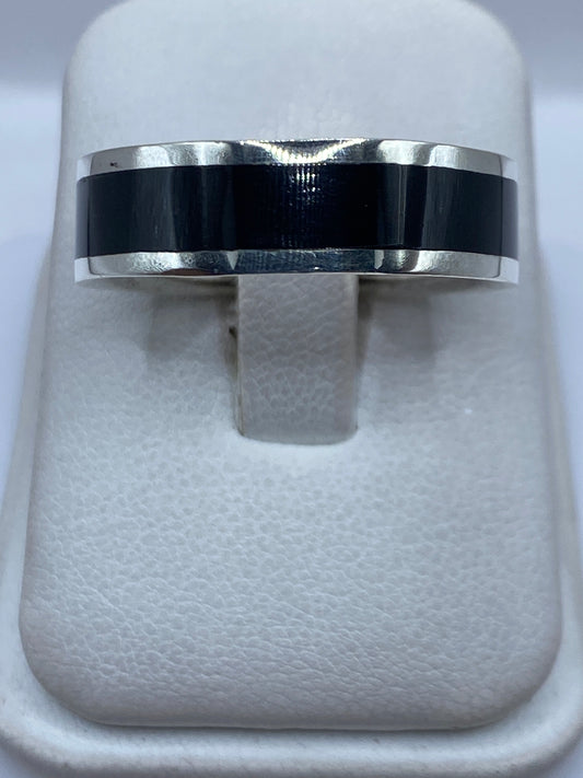 Anillo de plata .925 con banda de onix negro sobre estuche blanco