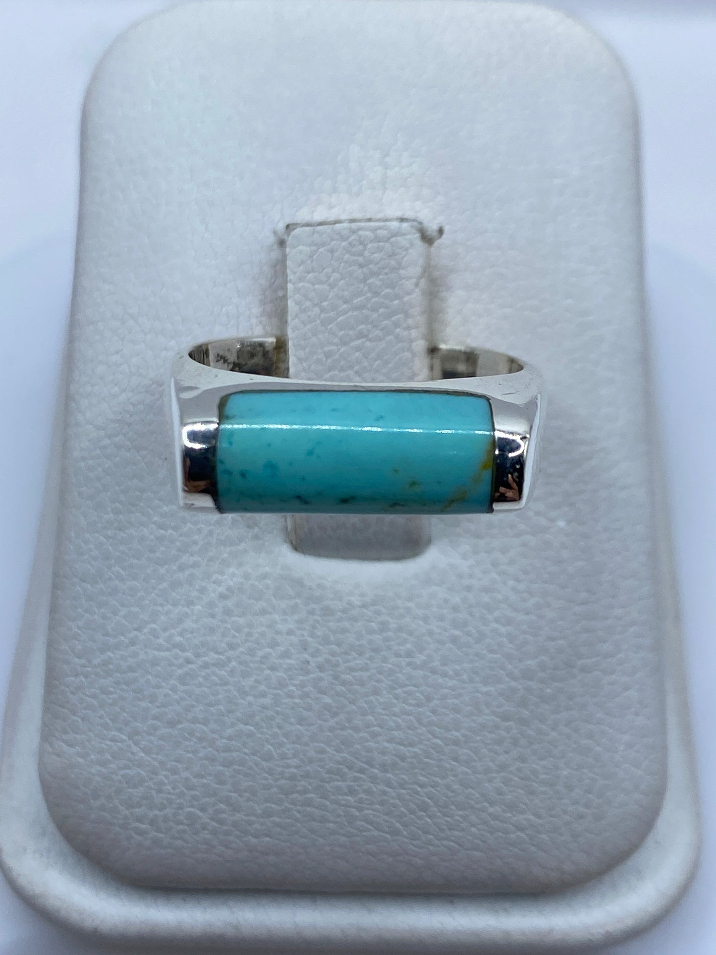 Anillo de plata .925 con turquesa azul cielo engastada a mano, vista frontal