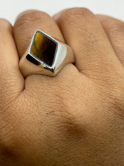 Anillo de plata solitario en la mano mostrando presencia y peso