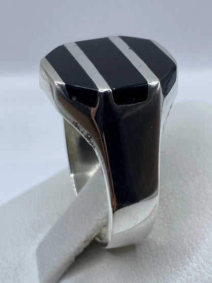 Anillo en dedo mostrando el peso y presencia de la piedra