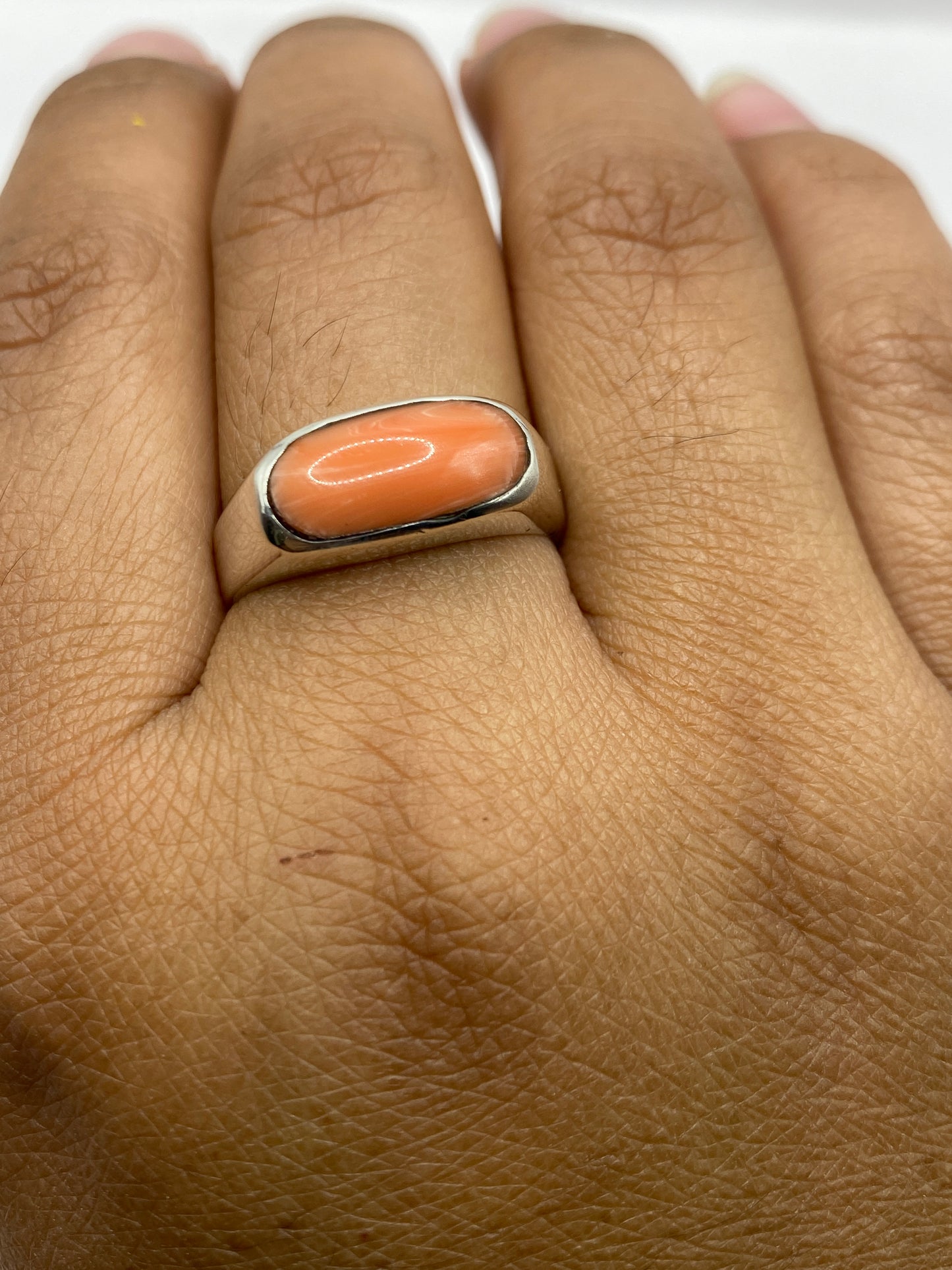Anillo sobre fondo blanco, vista superior del coral natural