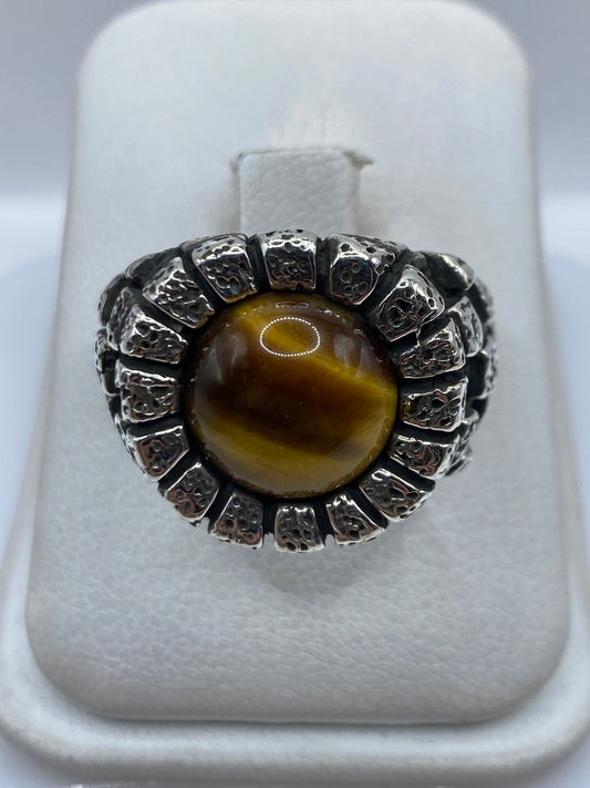 Anillo de plata .950 con piedra café engastada, visto desde arriba en estuche blanco