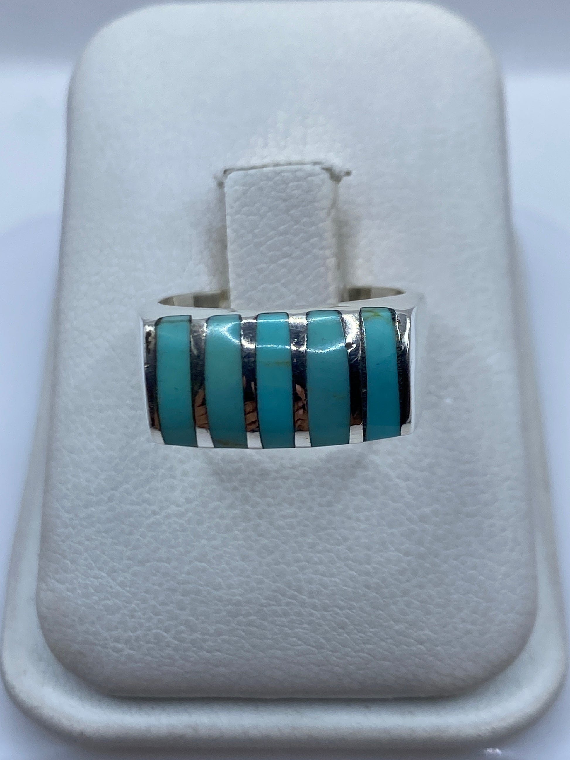 Anillo de plata .925 con cinco piedras de turquesa azul cielo separadas por tiras de plata pulida