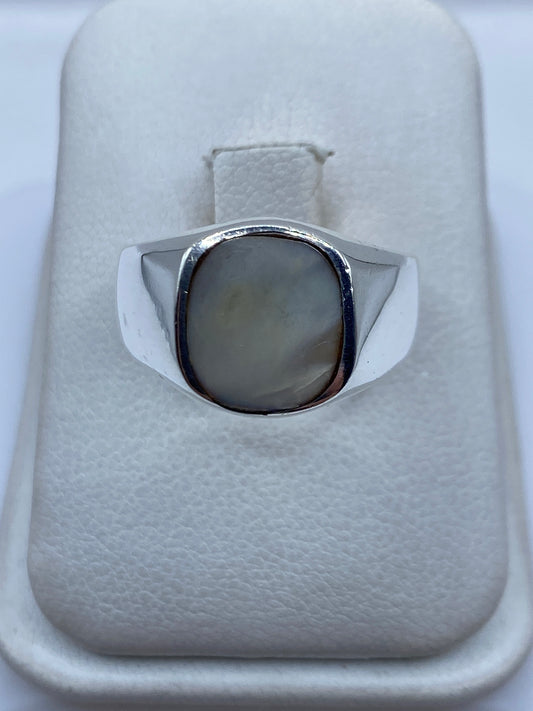 Anillo de plata .925 con perla ovalada engastada en la mano