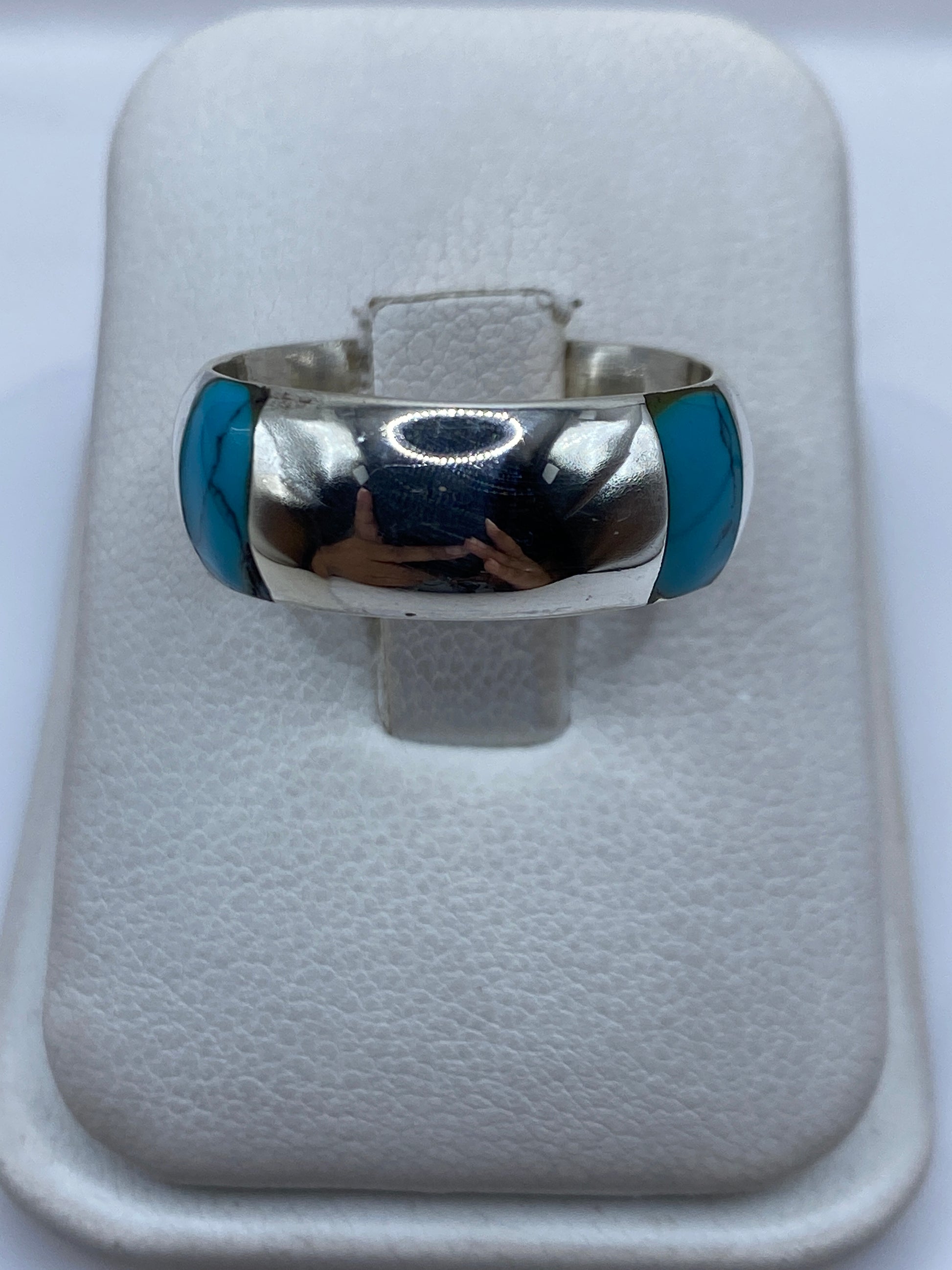 Anillo de plata .925 con turquesa azul cielo engastada en mano de hombre